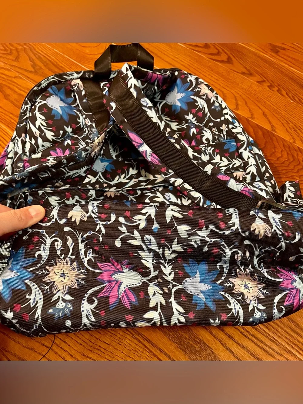Vera Bradley Black Bramble Vines Backpack Lighten Up Excellent Condition - Picture 5 of 10